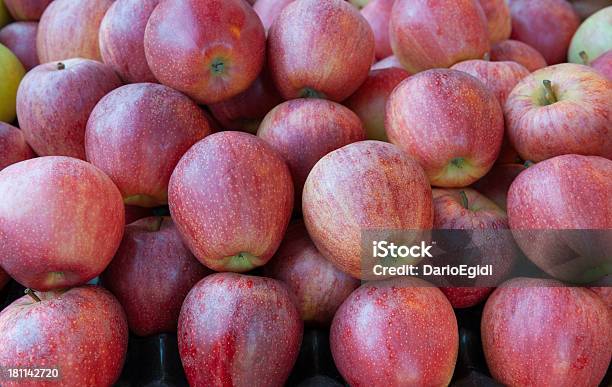 Cibo Frutta Mela - Fotografie stock e altre immagini di Mela Fuji - Mela Fuji, Bancone - Attrezzatura per vendita al dettaglio, Cibo