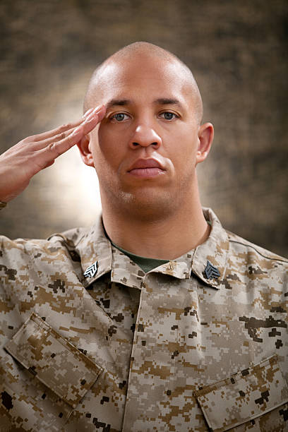 米国海兵隊 solider のポートレート - armed forces latin american and hispanic ethnicity saluting marines ストックフォトと画像