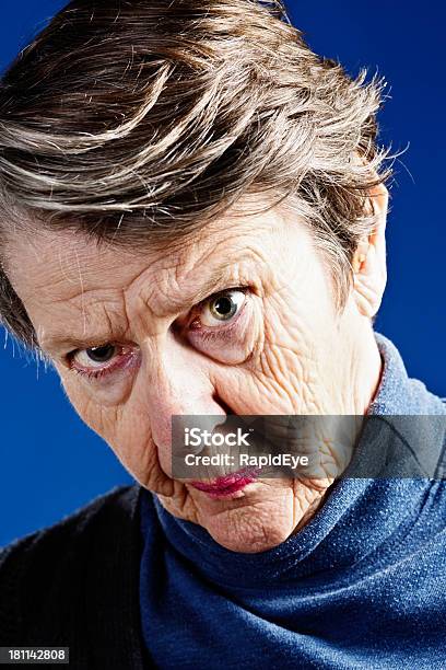 Verdächtige Alte Frau Wirft Augenbrauen Stirn Runzeln Einigungsprozeß Zynisch Stockfoto und mehr Bilder von Grießgram