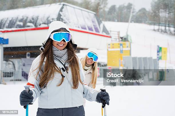 Amigos De Esquí Foto de stock y más banco de imágenes de Adulto - Adulto, Agarrar, Aire libre