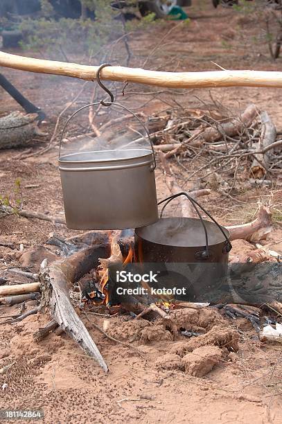 Due Bollitori Su Un Fuoco Di Accampamento - Fotografie stock e altre immagini di Bollente - Bollente, Campeggiare, Composizione verticale