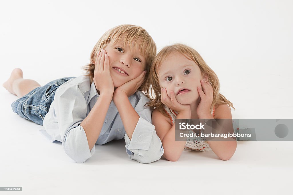 Teenager Junge und seine Schwester - Lizenzfrei Weißer Hintergrund Stock-Foto