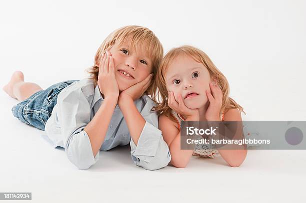 Teenager Junge Und Seine Schwester Stockfoto und mehr Bilder von Weißer Hintergrund - Weißer Hintergrund, Down-Syndrom, Kind