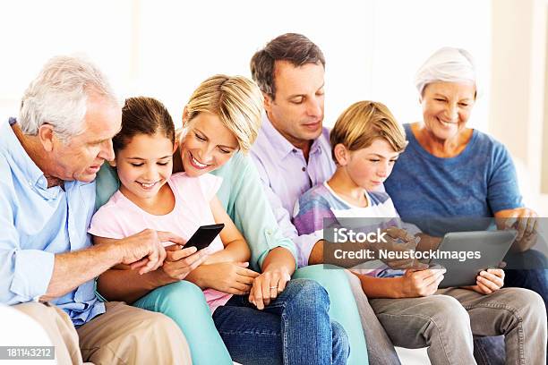 Drei Generation Familie Mit Smart Phone Und Tablet Pc Stockfoto und mehr Bilder von Familie mit mehreren Generationen