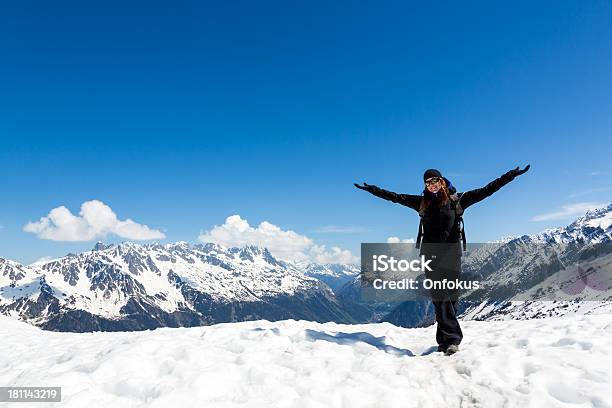 Photo libre de droit de Bras En Lair Femme De Randonnée Sur Le Sommet De La Montagne Chamonix France banque d'images et plus d'images libres de droit de Activité