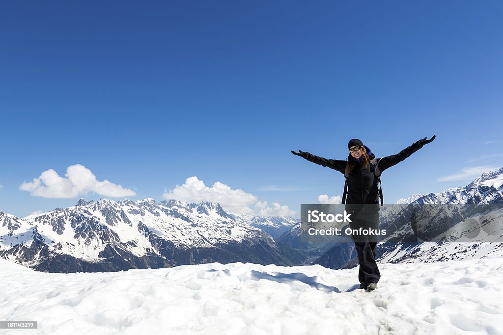 Podniesione ramiona kobieta piesze wycieczki na górski szczyt, Chamonix, Francja - Zbiór zdjęć royalty-free (Aiguille de Midi)