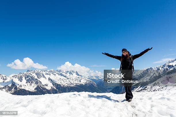 Podniesione Ramiona Kobieta Piesze Wycieczki Na Górski Szczyt Chamonix Francja - zdjęcia stockowe i więcej obrazów Aiguille de Midi