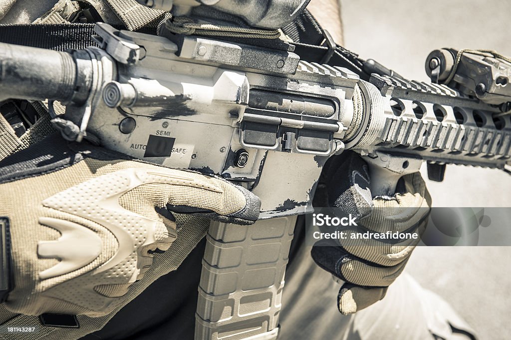 Infantaria Soldado carregar um Painted M4 ataque Rifle - Royalty-free Adulto Foto de stock