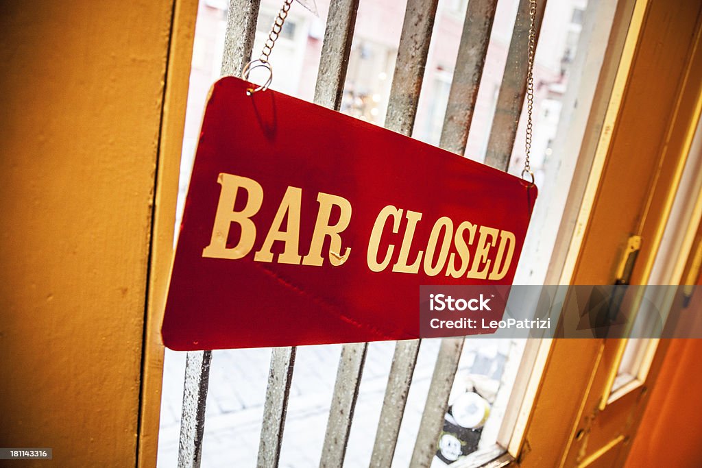 Panneau fermé à l'extérieur de la porte d'entrée du bar - Photo de Bar libre de droits