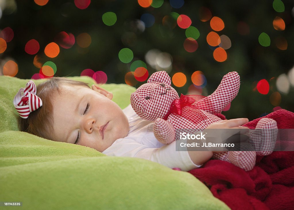Bébé dormir en face de l'arbre de Noël - Photo de 0-11 mois libre de droits