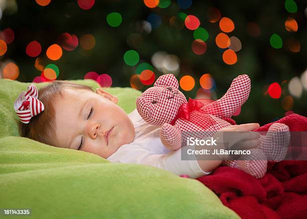 Bambino Dormire In Primo Piano Dellalbero Di Natale - Fotografie stock e altre immagini di 0-11 Mesi