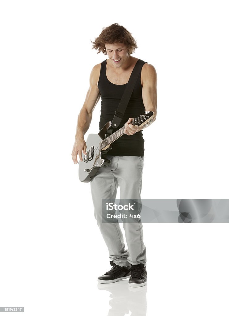 Sonriente hombre tocando una guitarra - Foto de stock de Guitarrista libre de derechos