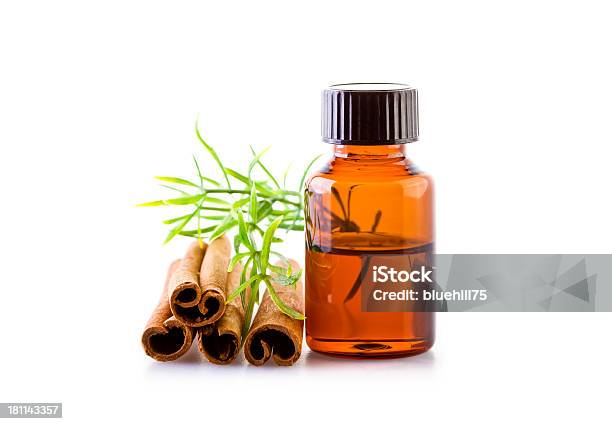 Canela Óleo Essencial - Fotografias de stock e mais imagens de Aromaterapia - Aromaterapia, Canela, Castanho