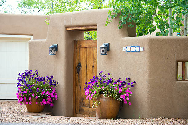 porte d'entrée vers le sud-ouest de santa fe, style pueblo adobe house - southwest usa house residential structure stucco photos et images de collection