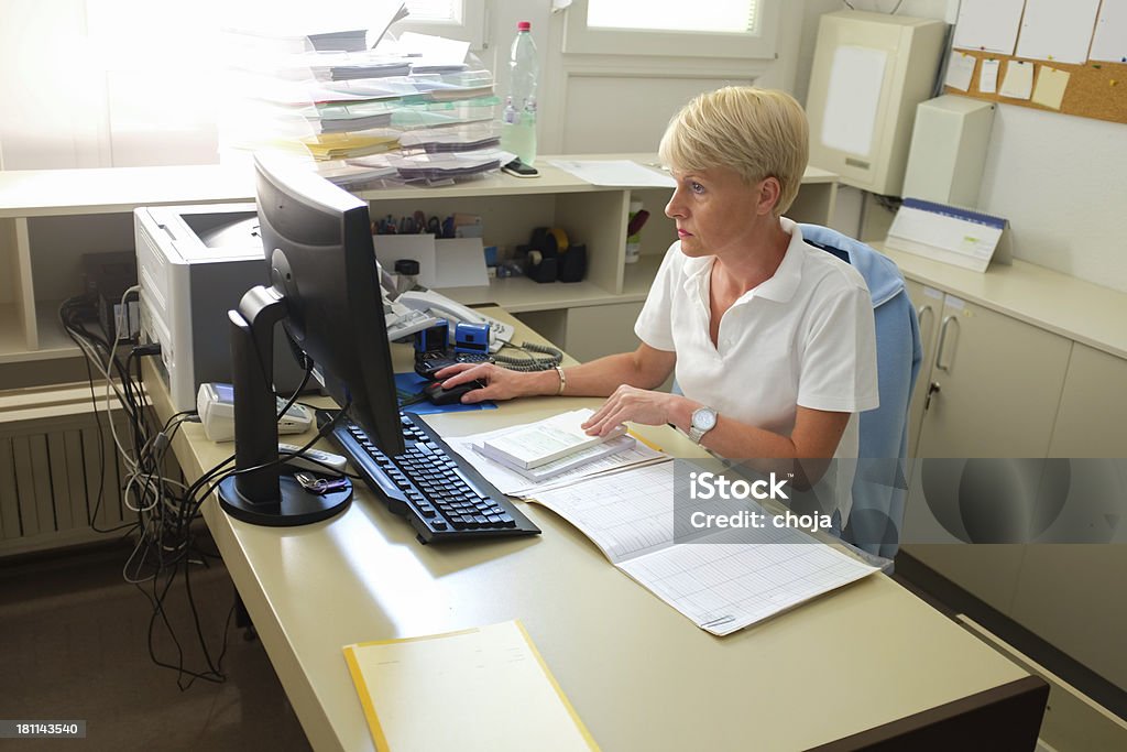 Enfermeira em seu escritório, trabalhando com um computador - Foto de stock de Adulto royalty-free