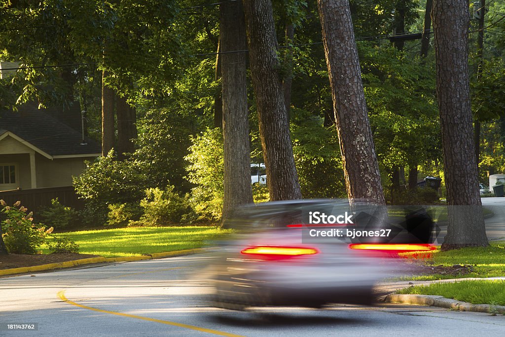 Auto guida giù suburban streets - Foto stock royalty-free di Georgia - Stati Uniti Meridionali