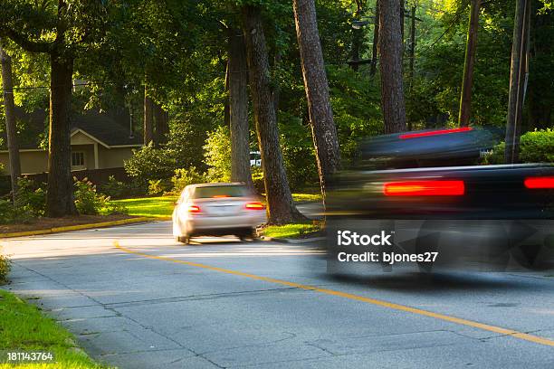 Foto de Carros Dirigindo Pela Região De Ruas e mais fotos de stock de Comunidade - Comunidade, Geórgia - Sul dos Estados Unidos, Dirigir