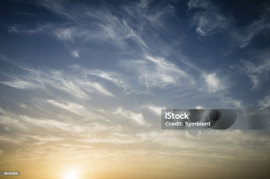 Wunderschöner Sonnenuntergang mit Wolken - Lizenzfrei Bedeckter Himmel Stock-Foto