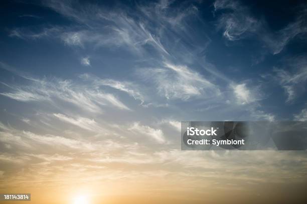 Wunderschöner Sonnenuntergang Mit Wolken Stockfoto und mehr Bilder von Bedeckter Himmel - Bedeckter Himmel, Blau, Dunkel
