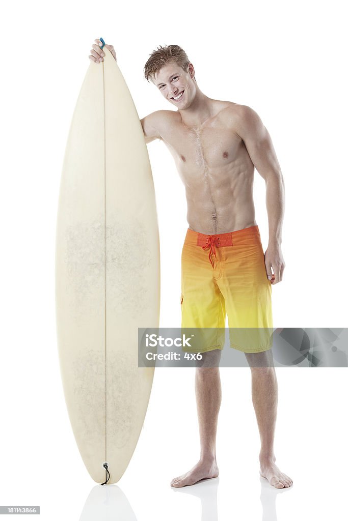 Homme debout avec planche de surf - Photo de 18-19 ans libre de droits