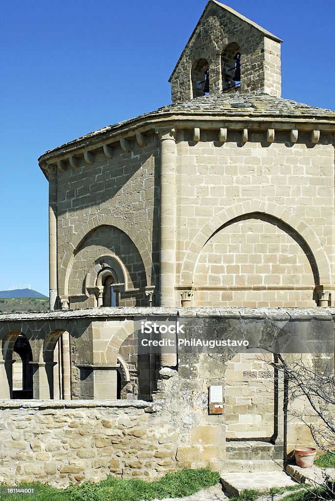 Românico Igreja rural e turbinas eólicas no norte de Espanha - Royalty-free Antigo Foto de stock