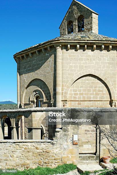 Românico Igreja Rural E Turbinas Eólicas No Norte De Espanha - Fotografias de stock e mais imagens de Antigo