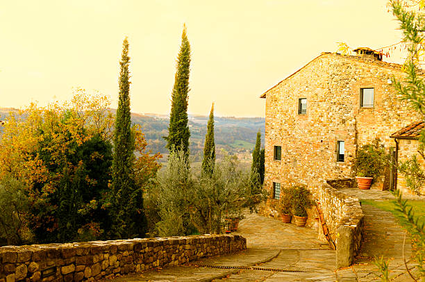 chambre et petit déjeuner, toscane, italie - footpath autumn stone old photos et images de collection