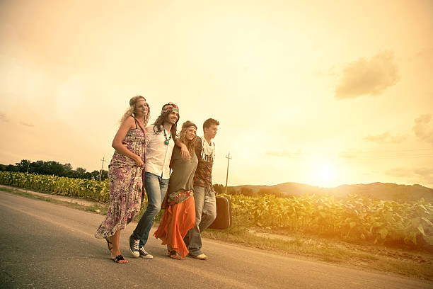 hippy grupo vintage caminando por la calle - 1970s style women hippie retro revival fotografías e imágenes de stock