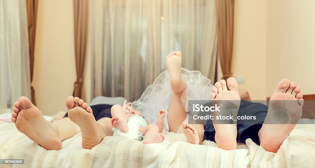 Familia en la cama - Foto de stock de 0-11 meses libre de derechos