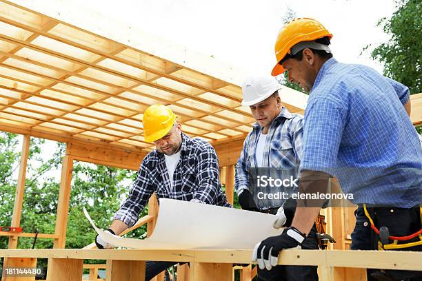 Construction Arbeiter Stockfoto und mehr Bilder von Baustelle - Baustelle, Gespräch, Holz