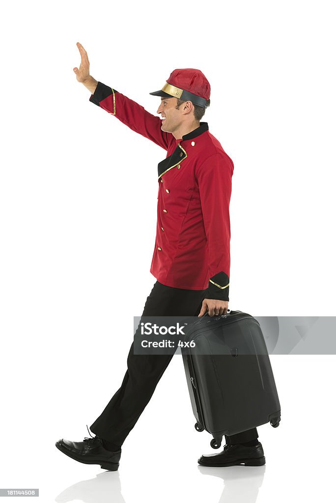 Service de gestes tout en marchant avec une valise - Photo de Cadrage en pied libre de droits