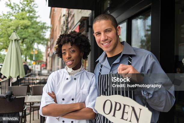 Foto de Proprietários De Restaurante e mais fotos de stock de Chef de cozinha - Chef de cozinha, Na Frente De, Restaurante