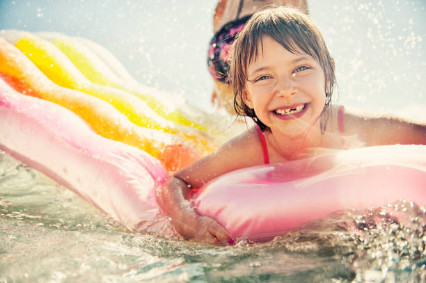 kleines mädchen hat spaß im meer - wading stock-fotos und bilder