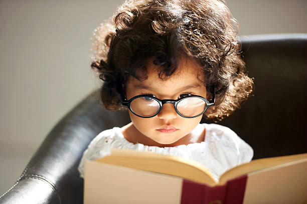 intelligente little bookworm - child glasses eyewear little girls stock-fotos und bilder