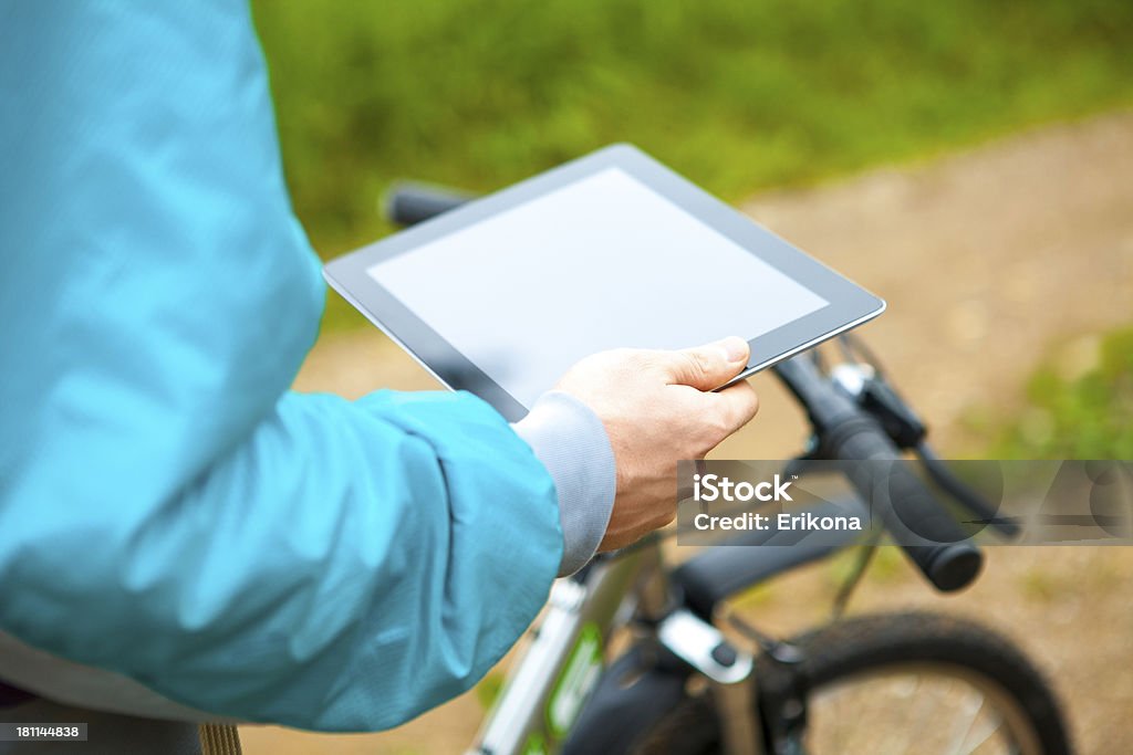 Radfahrer verwendet digital tablet - Lizenzfrei Abenteuer Stock-Foto
