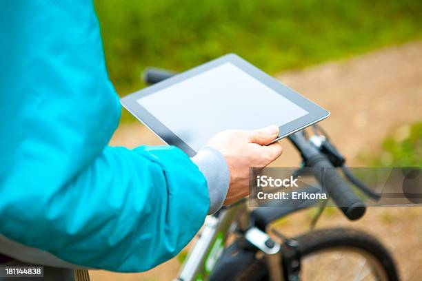 Radfahrer Verwendet Digital Tablet Stockfoto und mehr Bilder von Abenteuer - Abenteuer, Computer, E-Mail