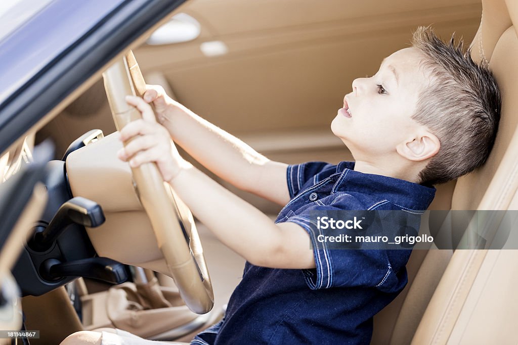 Petit garçon assis à côté du conducteur de la voiture - Photo de Conduire libre de droits