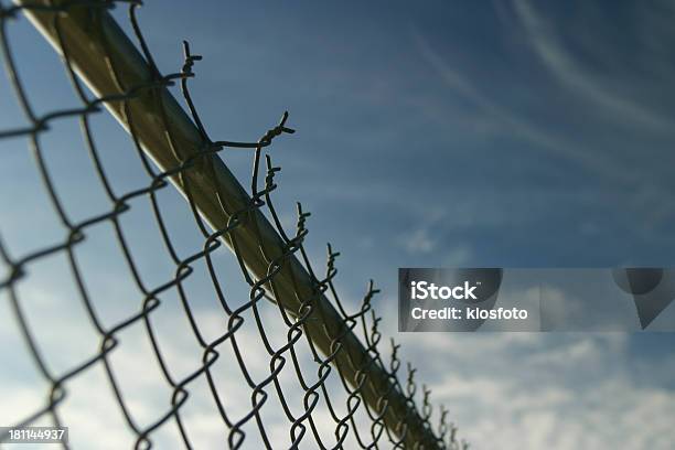 Fenced Sky 가시 철사에 대한 스톡 사진 및 기타 이미지 - 가시 철사, 강철, 고독-부정적인 감정 표현