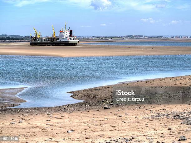 大きなサンド Dredging Sandbank に停泊するボート - カラー画像のストックフォトや画像を多数ご用意 - カラー画像, 人物なし, 停泊する