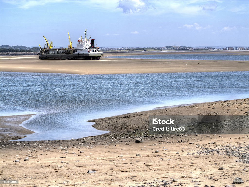 Grande areia dragagem barco ancorado em um banco de areia - Foto de stock de Areia royalty-free