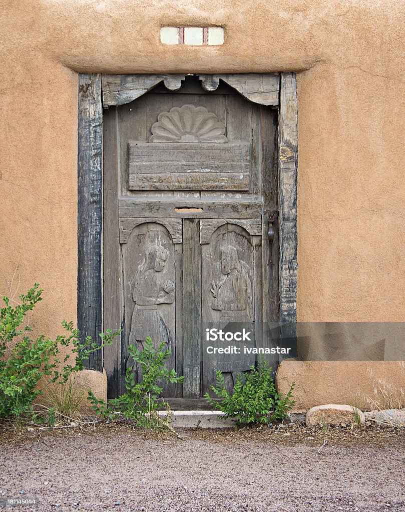 Porte d'entrée vers le sud-ouest de Santa Fe Adobe stuc House - Photo de Adobe libre de droits