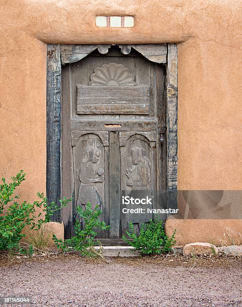 Photo libre de droit de Porte Dentrée Vers Le Sudouest De Santa Fe Adobe Stuc House banque d'images et plus d'images libres de droit de Adobe