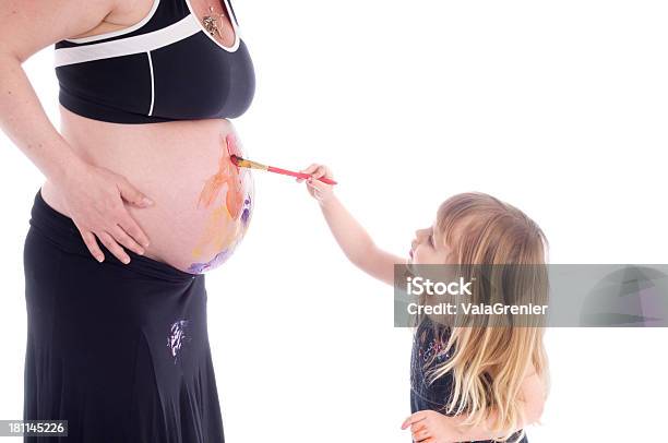 Niña Concentrarse En Pintura En La Parte Superior De La Madre Del Vientre Foto de stock y más banco de imágenes de 2-3 años