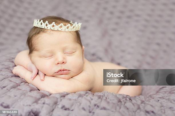 Royal Bambino - Fotografie stock e altre immagini di Bebé - Bebé, Famiglia reale, Abbigliamento da neonato