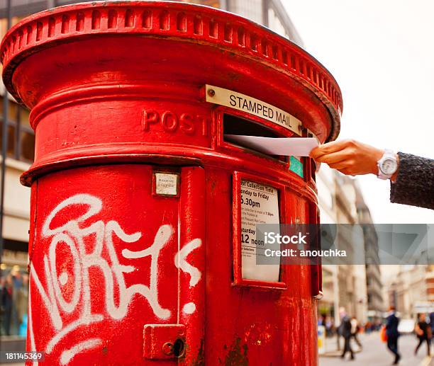 Mano Donna Di Registrazione Lettere In Inglese Britannico Tradizionale Cassetta Postale - Fotografie stock e altre immagini di Adulto