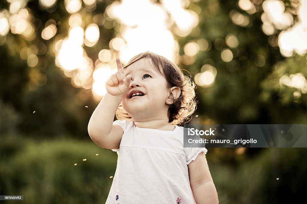 Niña jugando al aire libre - Foto de stock de 12-23 meses libre de derechos