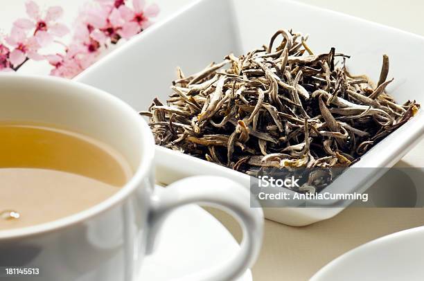 Ziołowe Jasmine Zielona Herbata Liście I Filiżanką Herbaty - zdjęcia stockowe i więcej obrazów Herbata jaśminowa