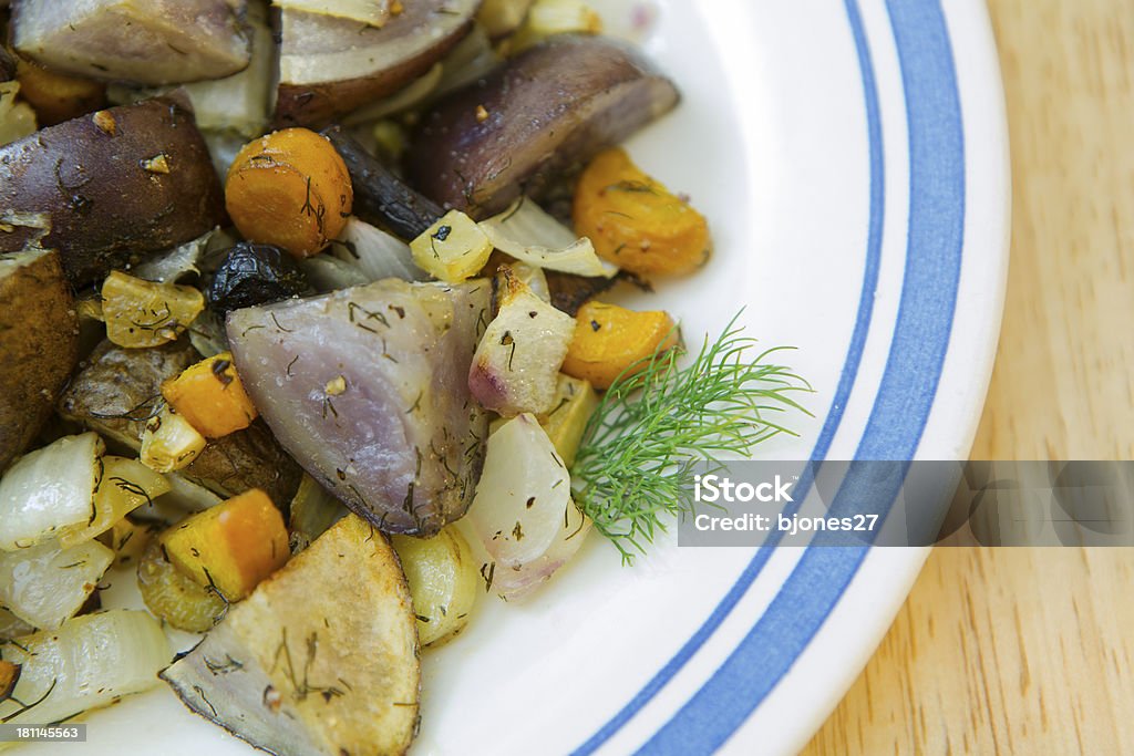 Plat de pommes de terre et légumes bio locaux de prime fraîcheur - Photo de Ail - Légume à bulbe libre de droits