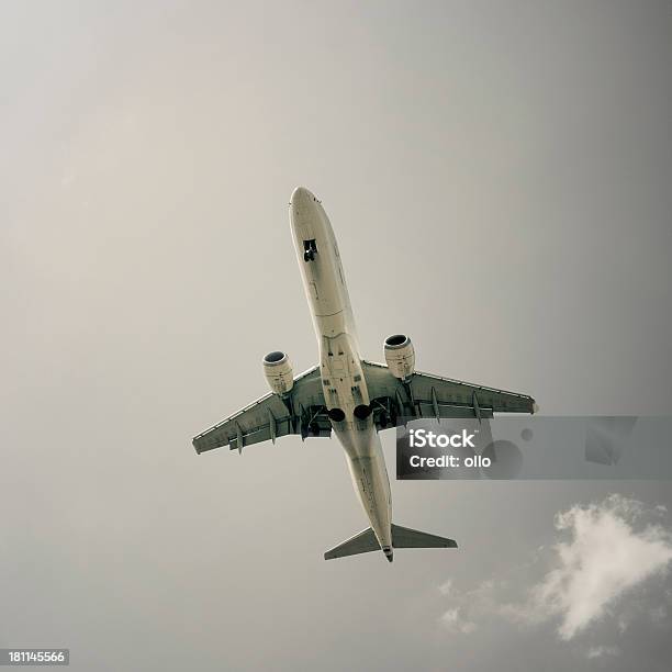 Foto de Pouso De Avião e mais fotos de stock de Aproximar - Aproximar, Aterrissar, Avião
