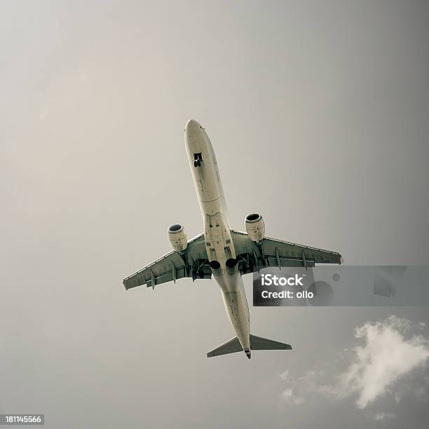 Avião A Pousar - Fotografias de stock e mais imagens de Aproximar - Aproximar, Aterrar, Avião